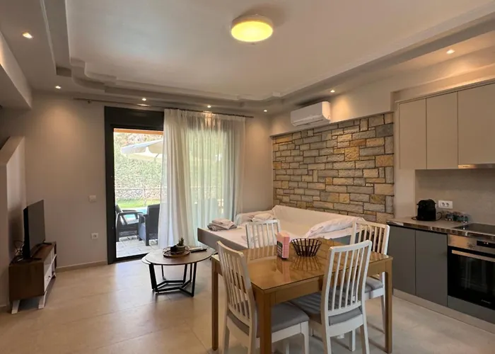 Villa Iris Complex *