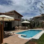 Villa Iris Complex Fríni
